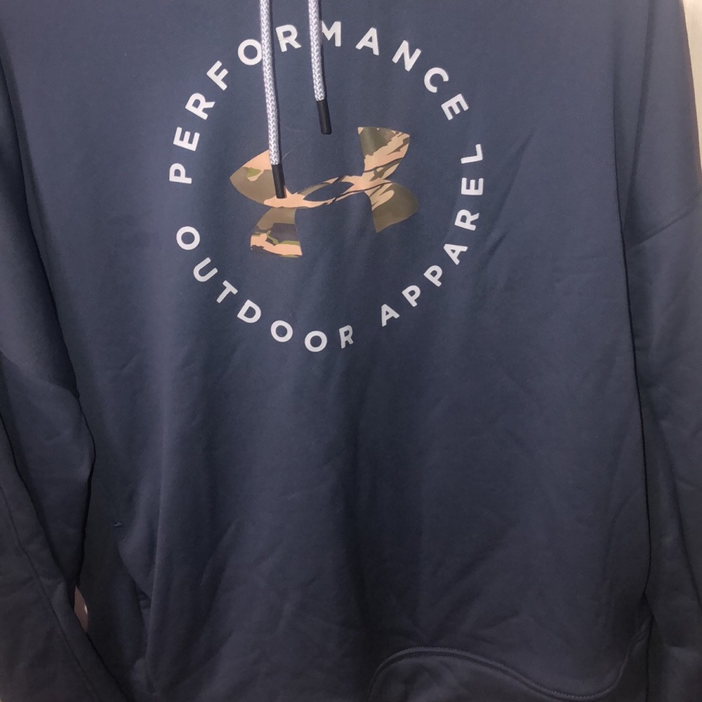 Never worn full length women’s underarmour sweatshirt. Size extra large